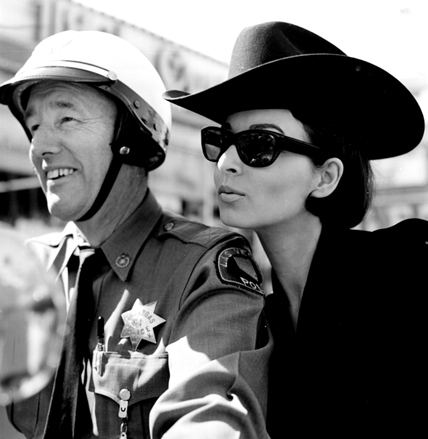 Modell mit Sheriff, Las Vegas 1964