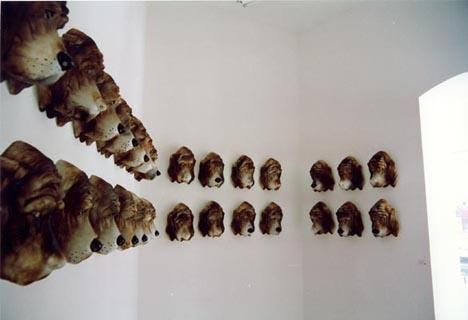 Michel Majerus — Installation mit 28 Hundemasken